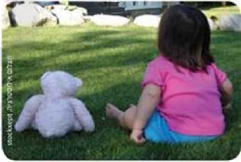 (בספר תמונה של ילדה יושבת ליד בובה)